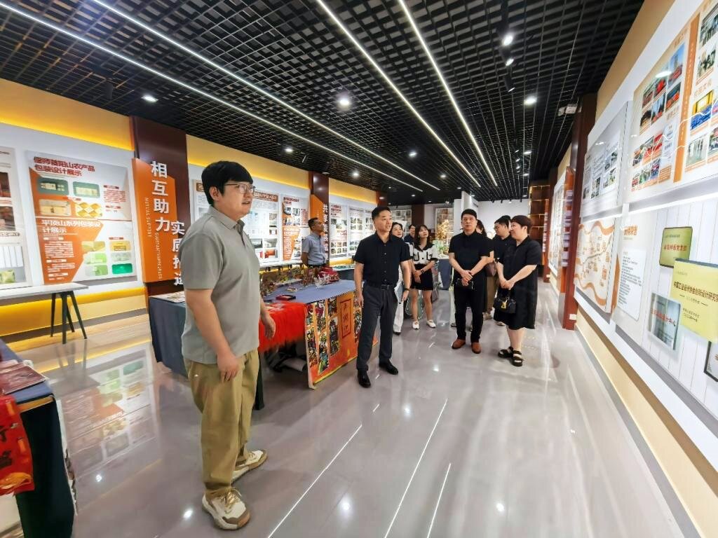 郑州师范学院美术学院来我院开展党建共建主题党日活动