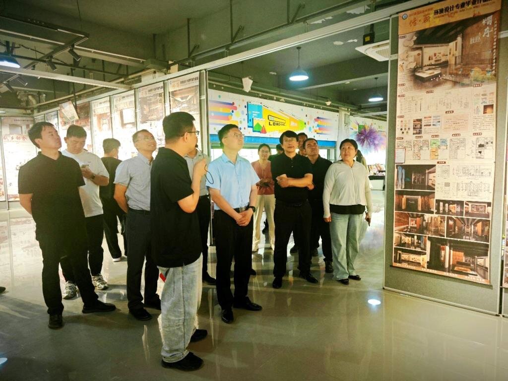 登封市领导一行到我院参观毕业设计作品展并洽谈校地合作