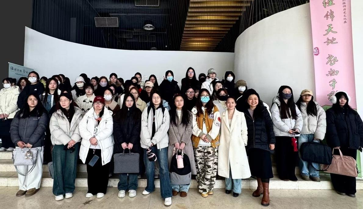 郑州美术馆创作研究部主任周玲玲受邀赴我院做学术讲座